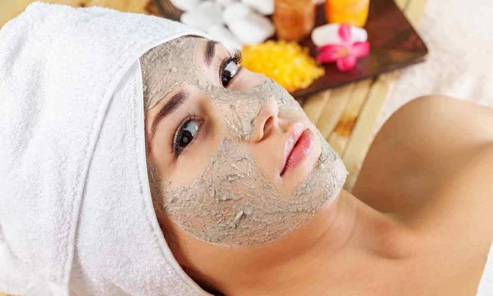 «ماسك الخميرة».. وصفة طبيعية لنضارة البشرة وتنظيف المسام