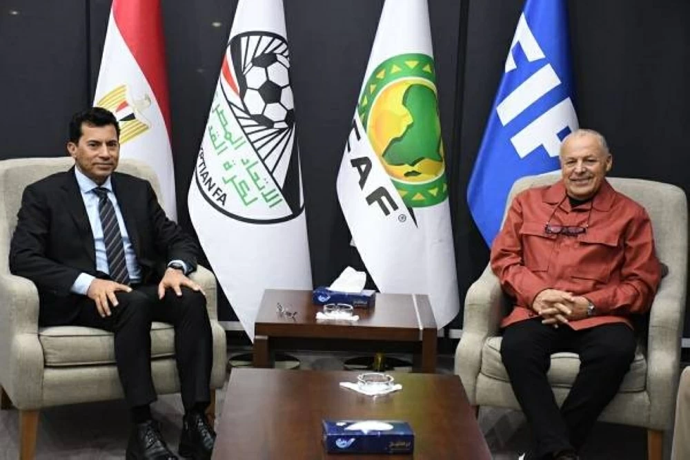 تفاصيل حديث وزير الرياضة وأبوريدة مع حسام حسن وصلاح بعد الفوز على بنين