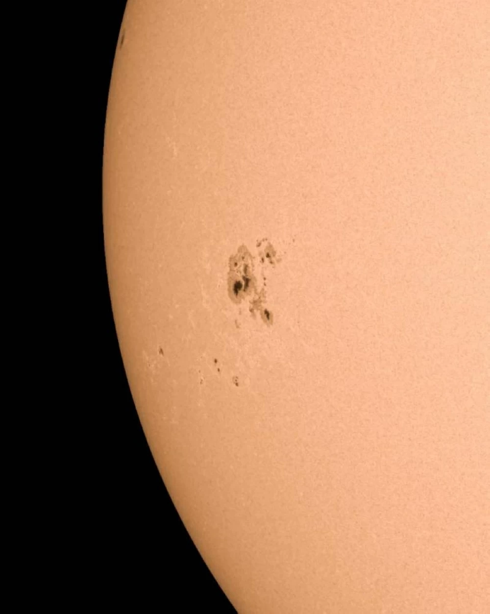 ظهور بقعة شمسية كبيرة اليوم.. هل لها تأثير جيومغناطيسي؟