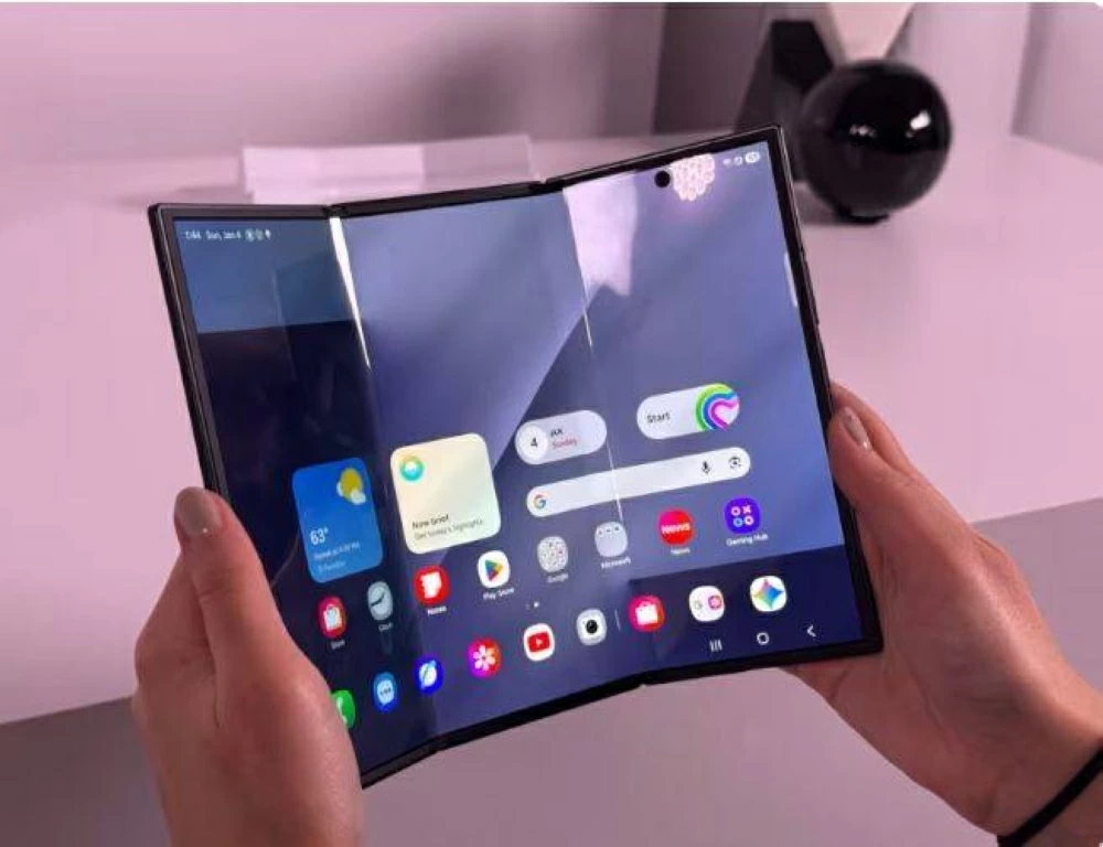 شاشة تكبر وتصغر بحسب الرغبة.. هاتف «سامسونج» الجديد أشبه بالخيال العلمي