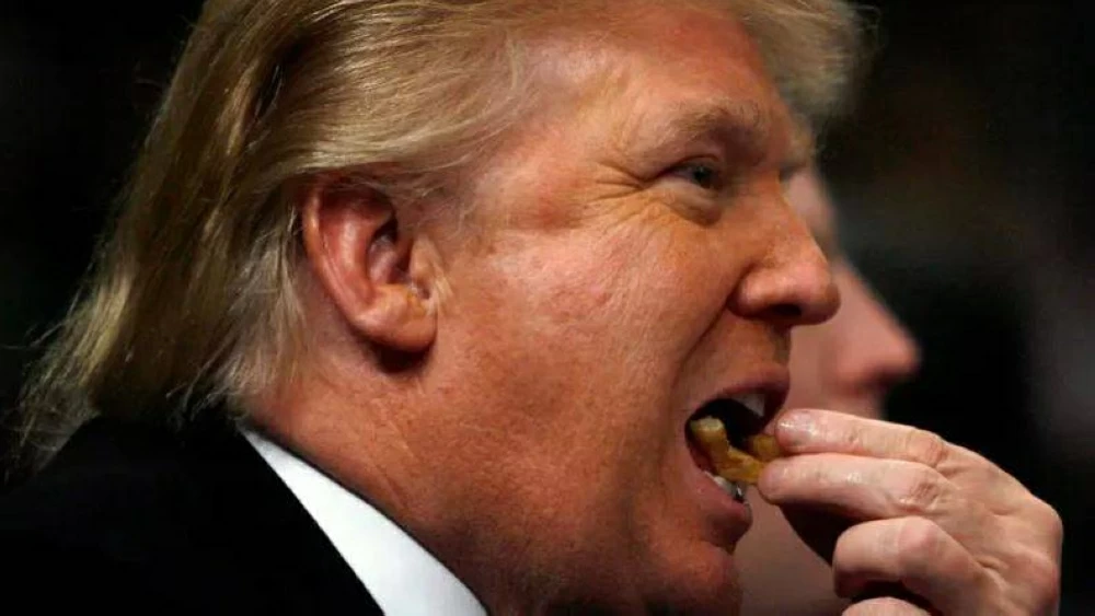 «لا أعلم كيف ما زال حيًا».. وزير الصحة الأمريكى: ترامب يمتلك أسوأ نظام غذائي