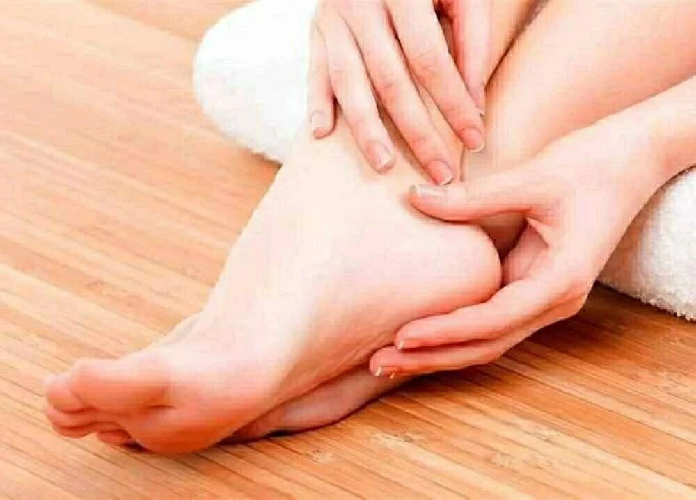 لترطيب ونعومة القدمين.. 7 طرق للتخلص من تشقق الكعبين في الشتاء