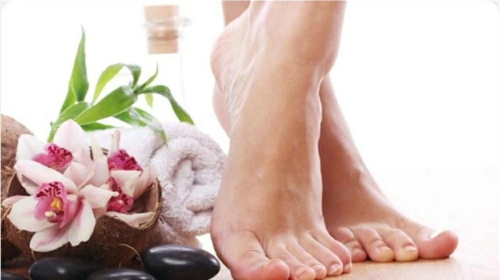 «باديكير فى المنزل».. طريقة تقشير الجلد الميت من القدمين بكل سهولة