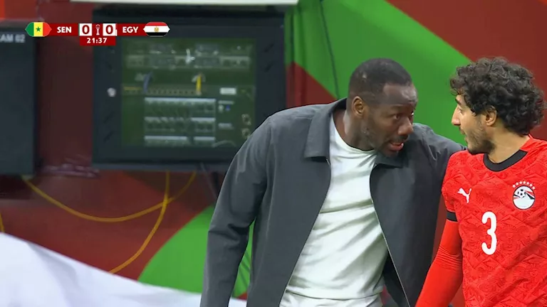 "مع محمد هاني".. لقطة مثيرة للجدل من مدرب منتخب السنغال في الشوط الأول