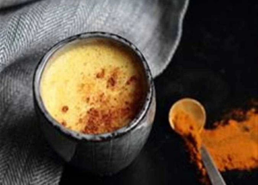 للتدفئة وعلاج البرد.. 8 أسباب تدفعك لتناول الحليب الذهبى فى الشتاء