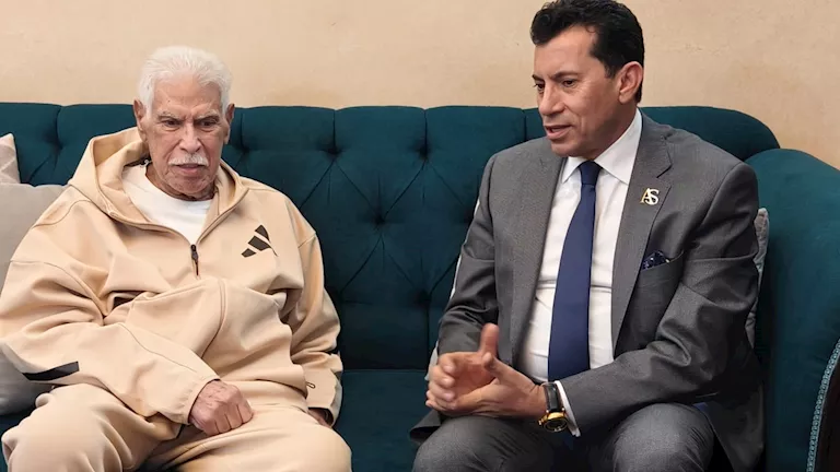 بعد الشائعات.. وزير الرياضة يطمئن على الحالة الصحية لحسن شحاتة بمنزله