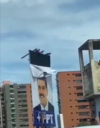 «إسقاط لوحة تحمل صورة نيكولاس مادورو من أحد شوارع فنزويلا».. حقيقة الفيديو المتداول