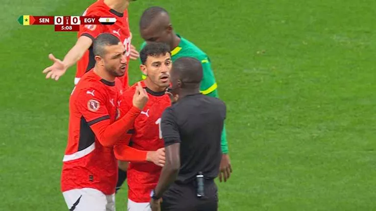 "استحواذ للأسود واشتباكات بين الجهازين".. ملخص شوط مصر والسنغال الأول في نصف نهائي كأس الأمم الأفريقية