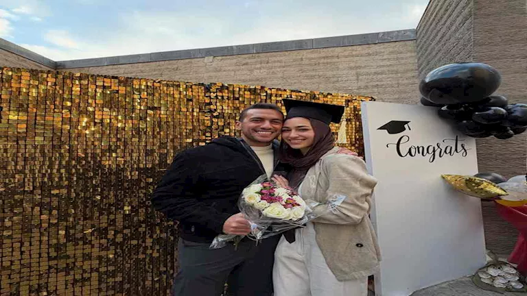 4 صور لاحتفال أحمد الجندي وزوجته بتخرجها من كلية الطب