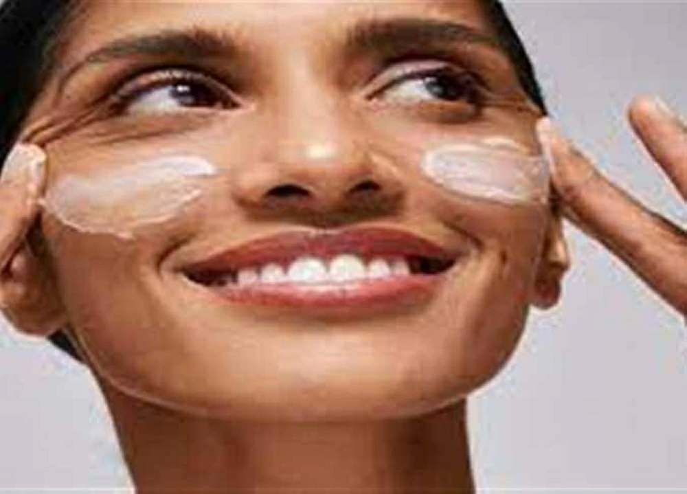 بمكون فى ثلاجتك.. طريقة طبيعية لترطيب الوجه وتفتيح التصبغات خلال شهر
