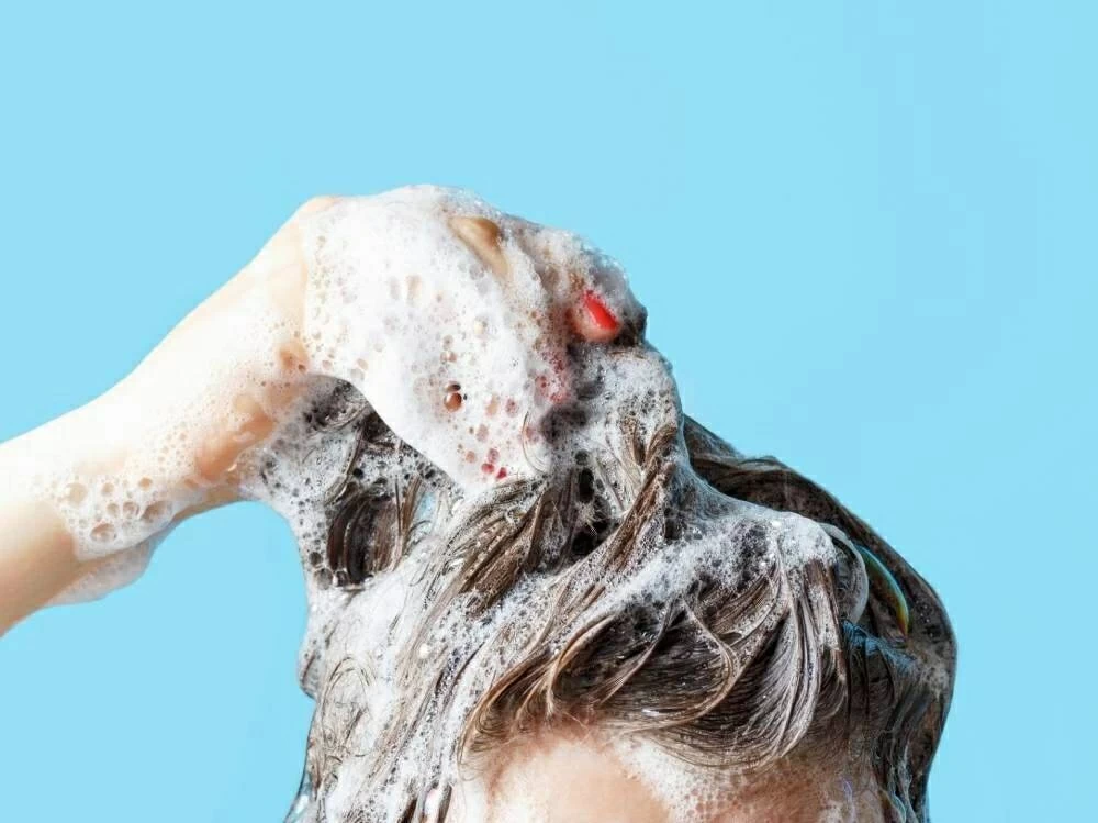 فى 8 خطوات.. طريقة تنظيف فروة الرأس والقضاء على القشرة نهائيًا